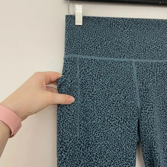 Athleta Salutation Stash II Textured 7/8 Tight Micro Cheetah Riviera Size Small - Picture 5 of 7